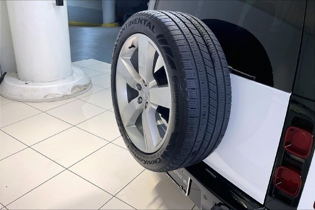 Used 2024 Fuji White Land Rover X-Dynamic SE image 27