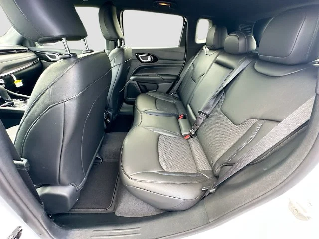 New 2026 Bright White Clear-Coat Exterior Paint Jeep Latitude image 23
