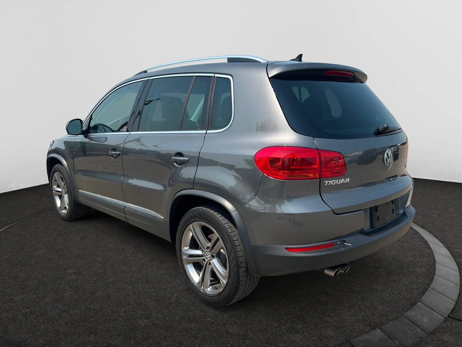 Used 2017 Silver Volkswagen Highline image 3