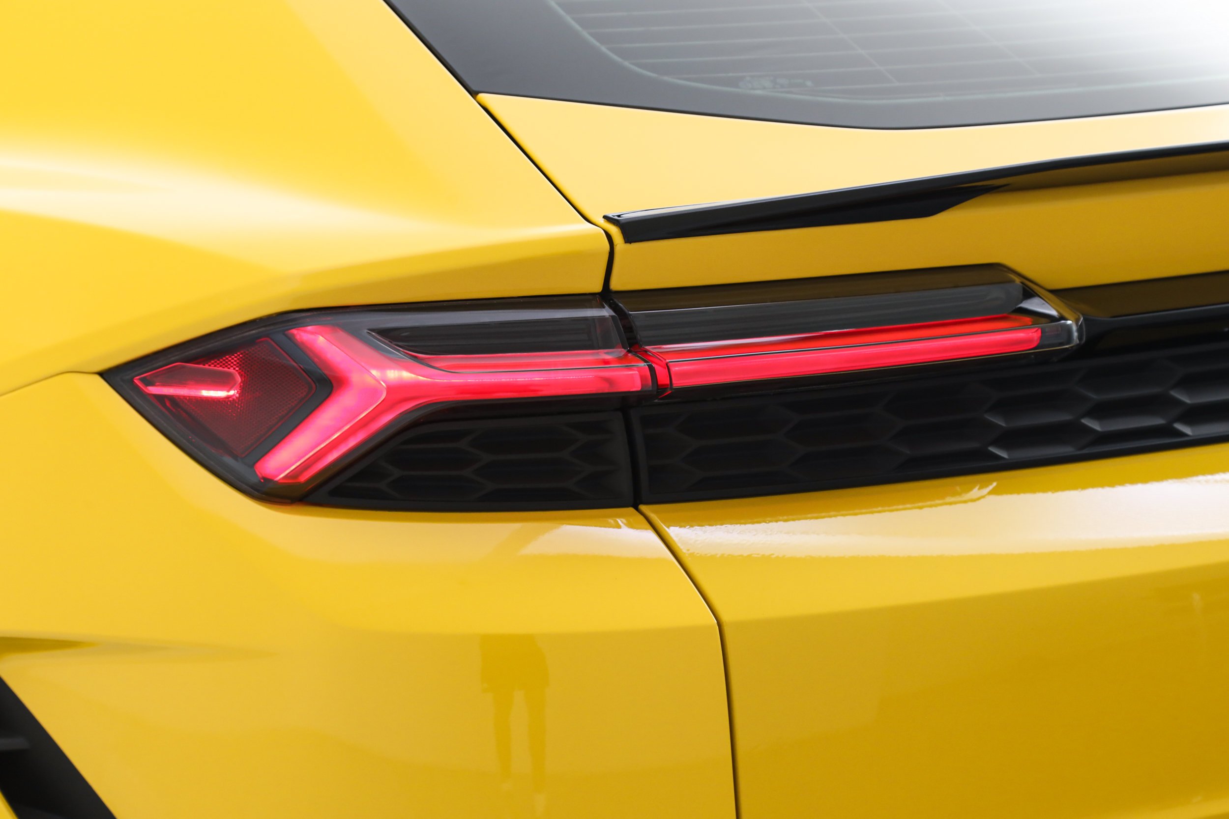 Used 2025 Yellow Lamborghini SE image 12