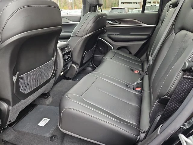 New 2026 Diamond Black Crystal Pearl-Coat Exterior Paint Jeep Limited image 11
