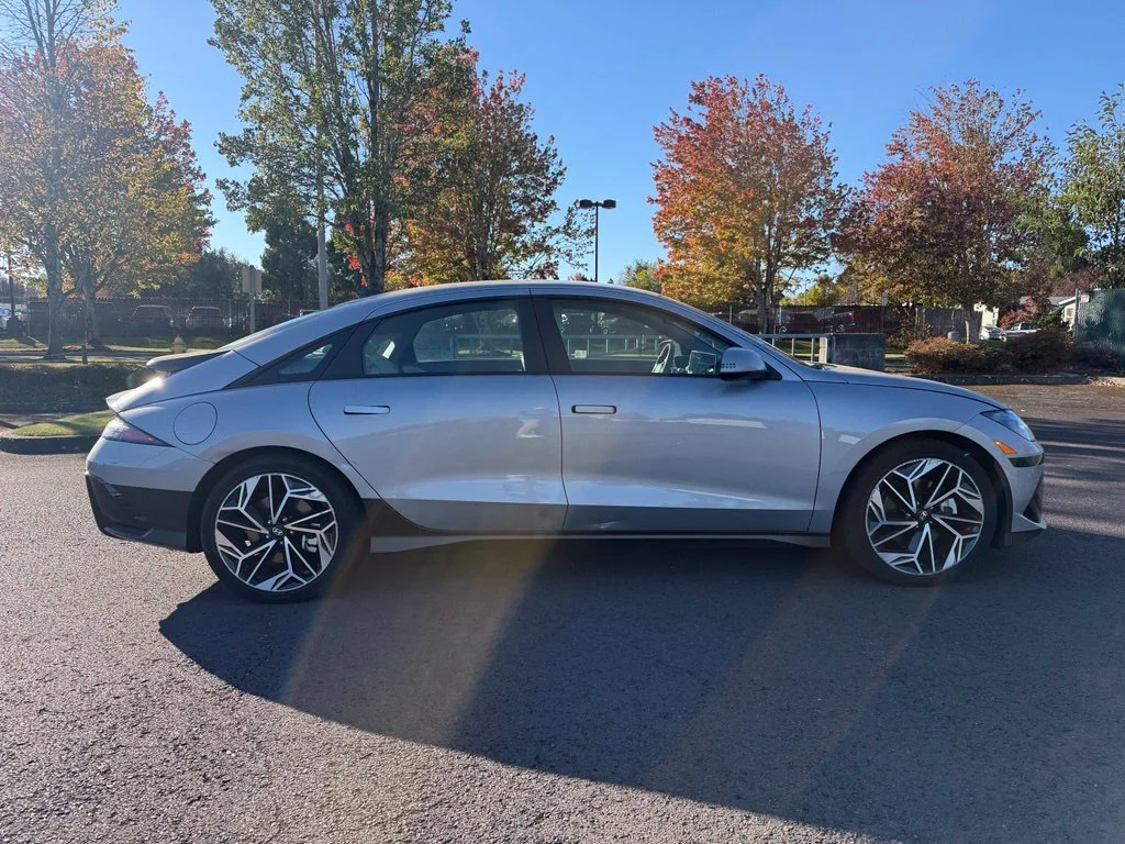 Used 2025 Curated Silver Hyundai SEL image 8
