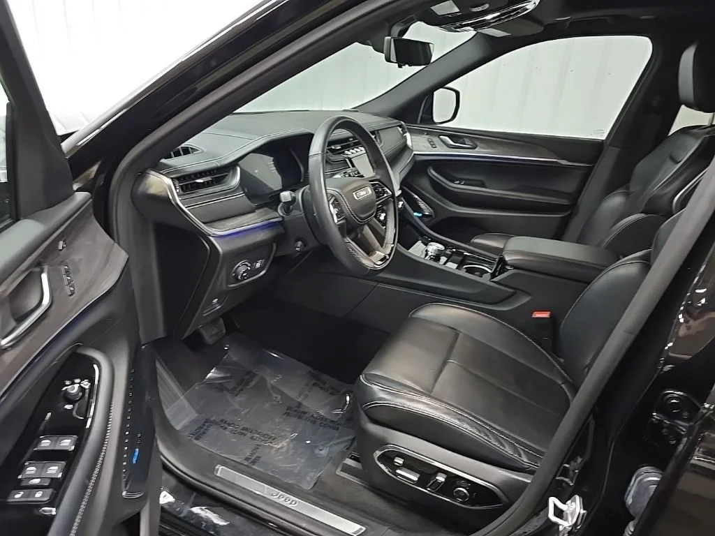 Used 2021 Diamond Black Jeep Overland image 30