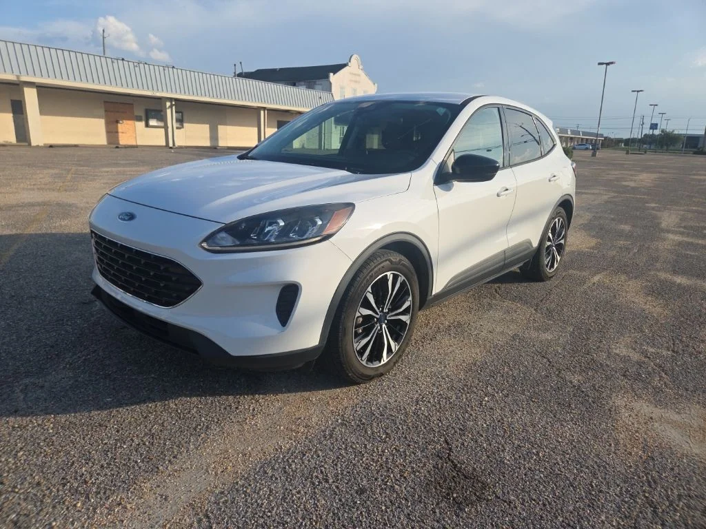 Used 2021 White Ford SE image 4