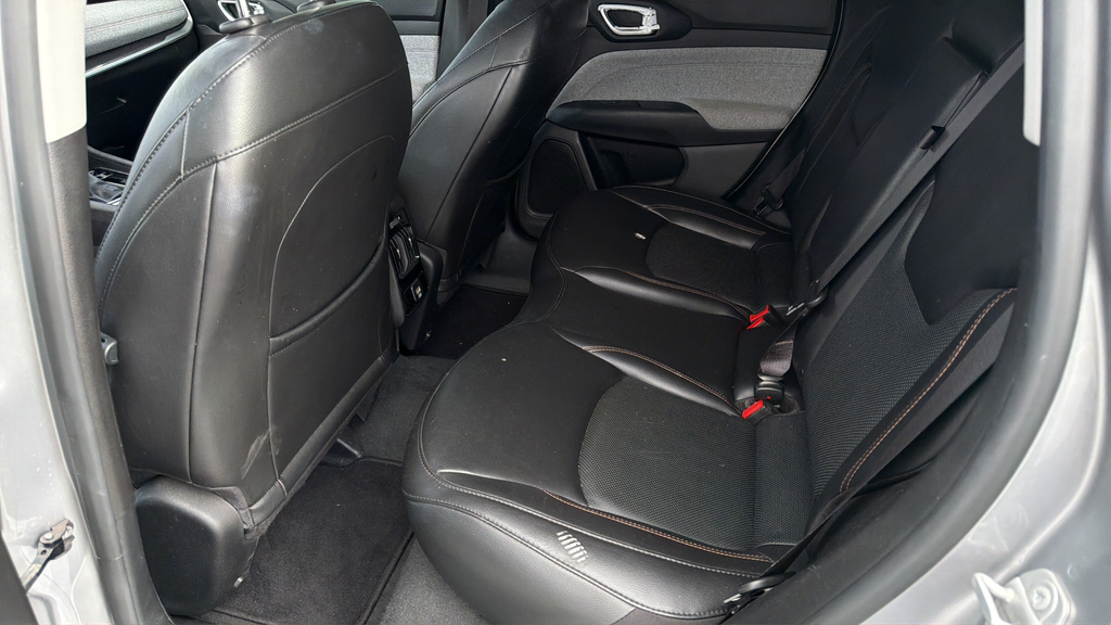 Used 2022 Silver Jeep Latitude Lux image 18