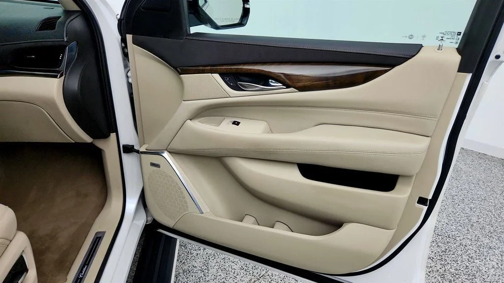 Used 2018 Crystal White Tricoat Cadillac 4WD 4dr Premium Luxury image 28