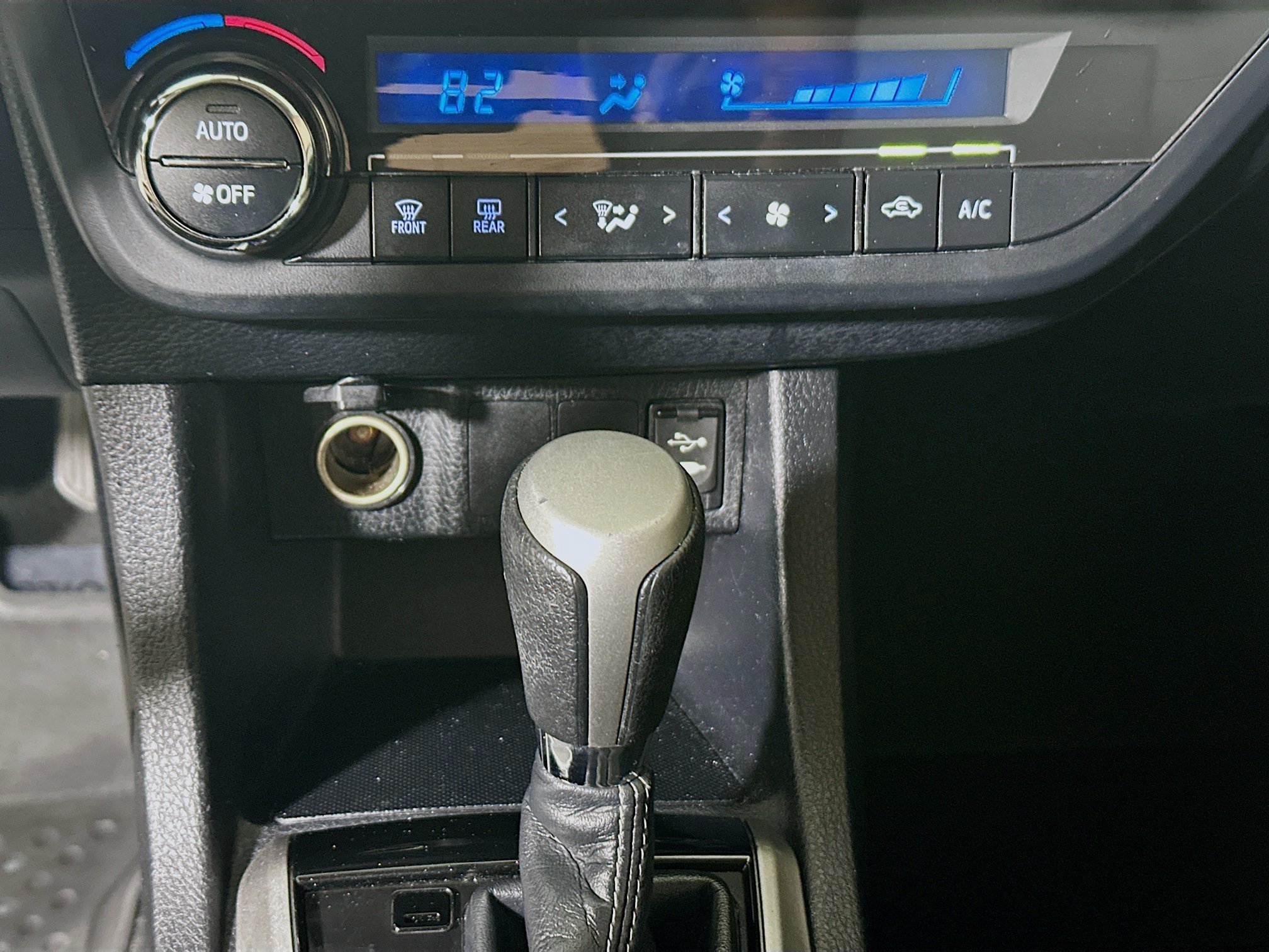 Used 2014 Classic Silver Metallic Toyota LE image 22