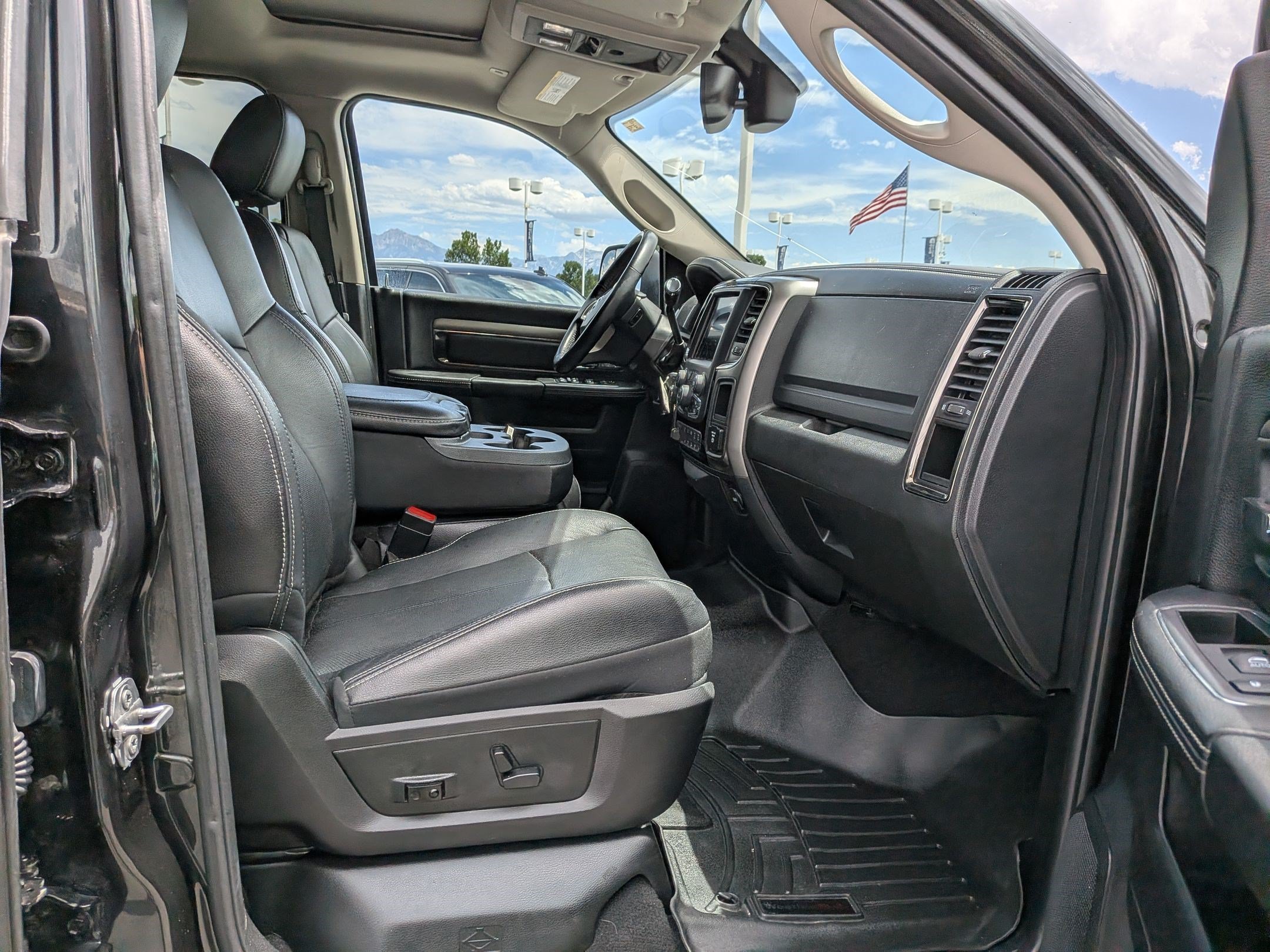 Used 2018 Brilliant Black Crystal Pearlcoat Ram Laramie image 32
