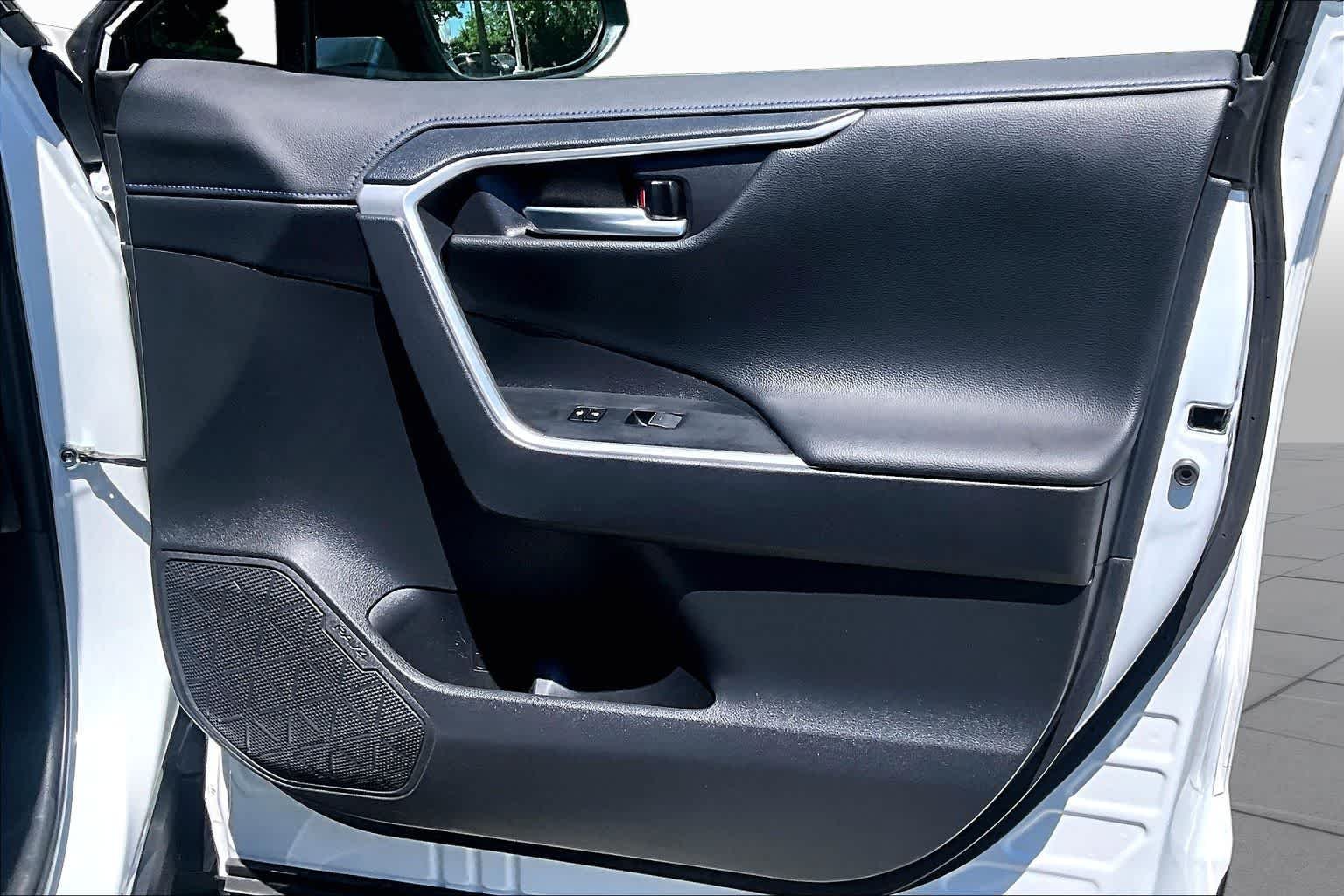 Used 2024 Wind Chill Pearl/Midnight Black Metallic Toyota Hybrid XSE image 23