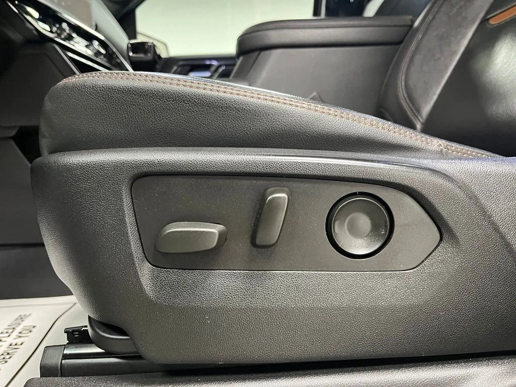 Used 2022 White GMC AT4 image 22