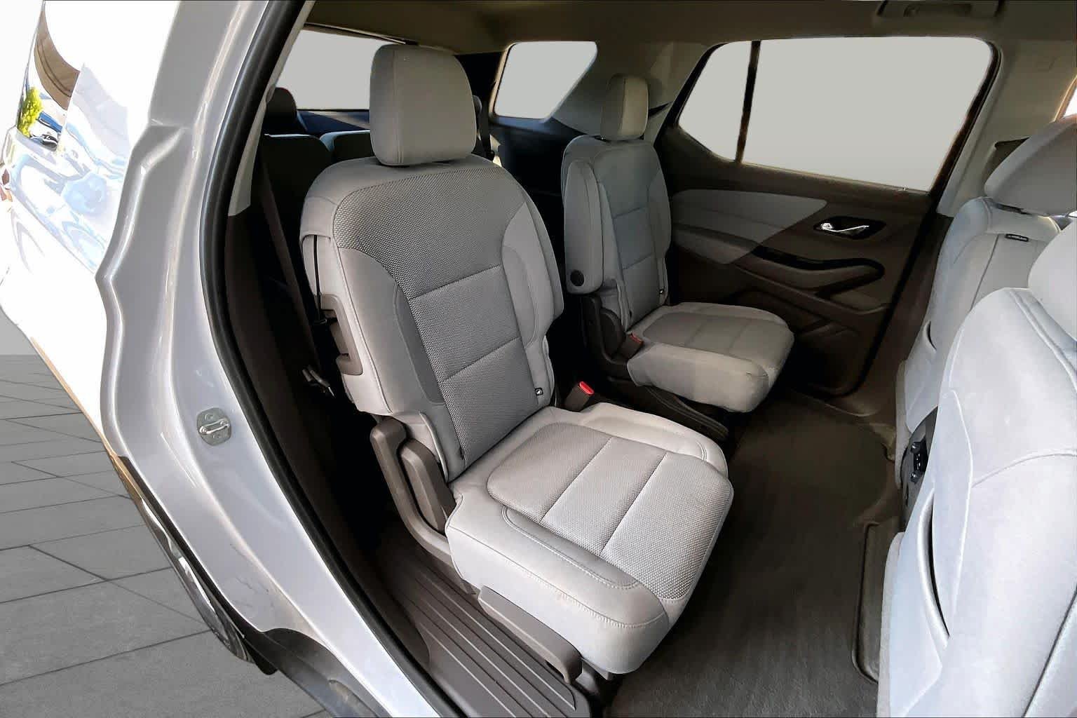 Used 2018 Iridescent Pearl Tricoat Chevrolet LT Cloth image 20