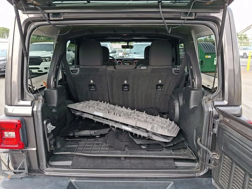 Used 2018 Granite Crystal Clearcoat Metallic Jeep Unlimited Rubicon image 30