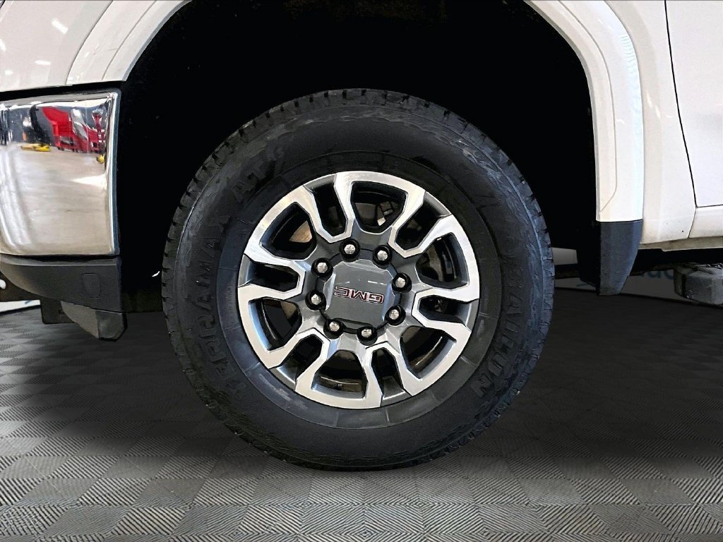 Used 2022 White GMC SLE image 7