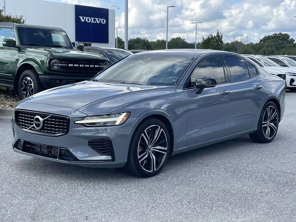 Used 2022 Thunder Grey Metallic Volvo R-Design Expression image 24