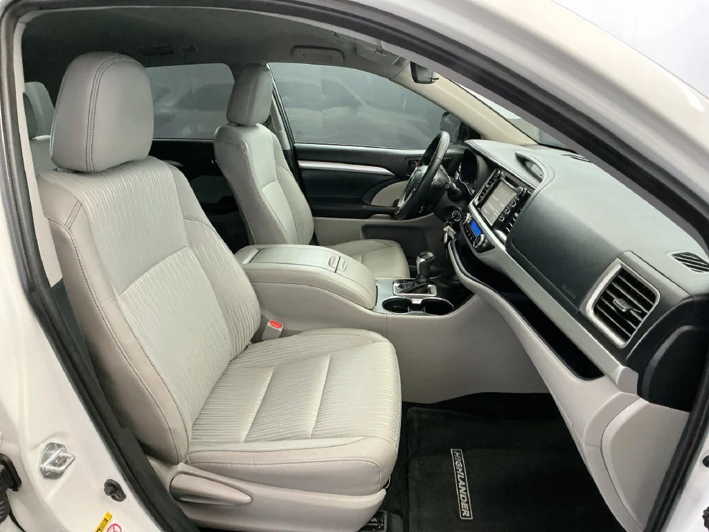 Used 2019 Blizzard Pearl Toyota LE Plus image 26