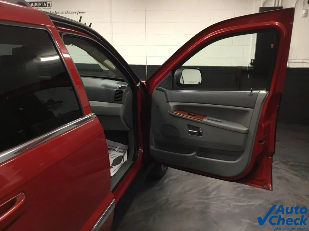 Used 2005 Red Jeep Limited image 39