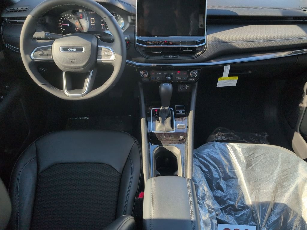 New 2026 Bright White Clearcoat Jeep Latitude image 23