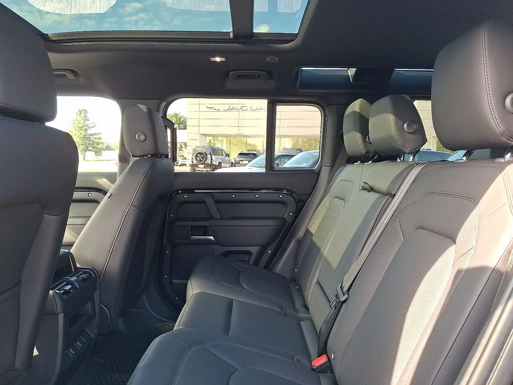 New 2026 Santorini Black Land Rover S image 6