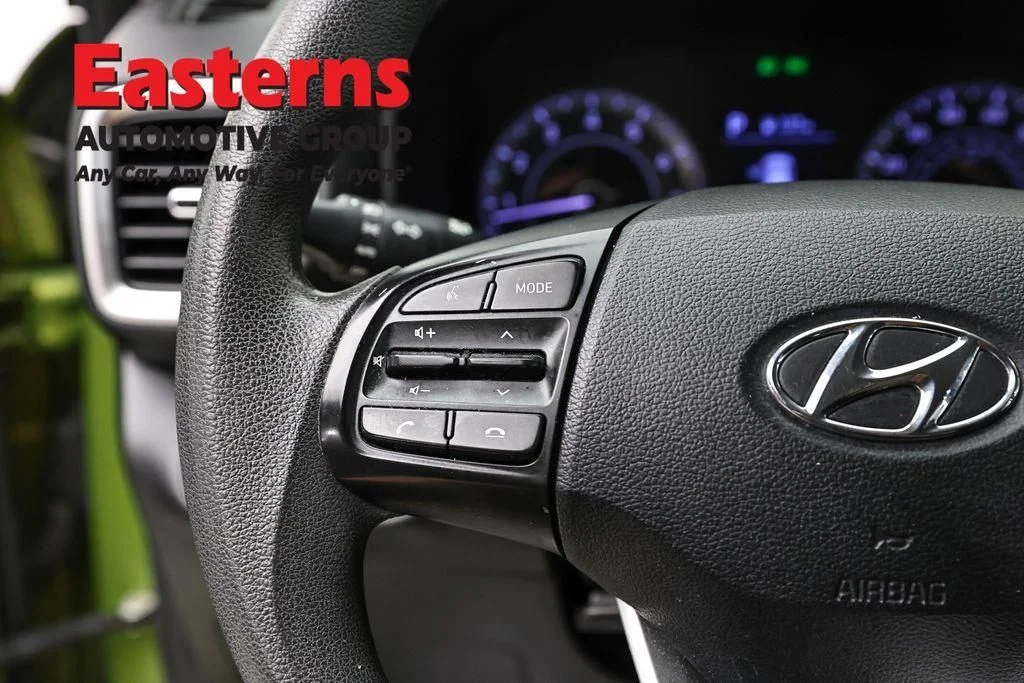 Used 2022 Green Hyundai SE image 16