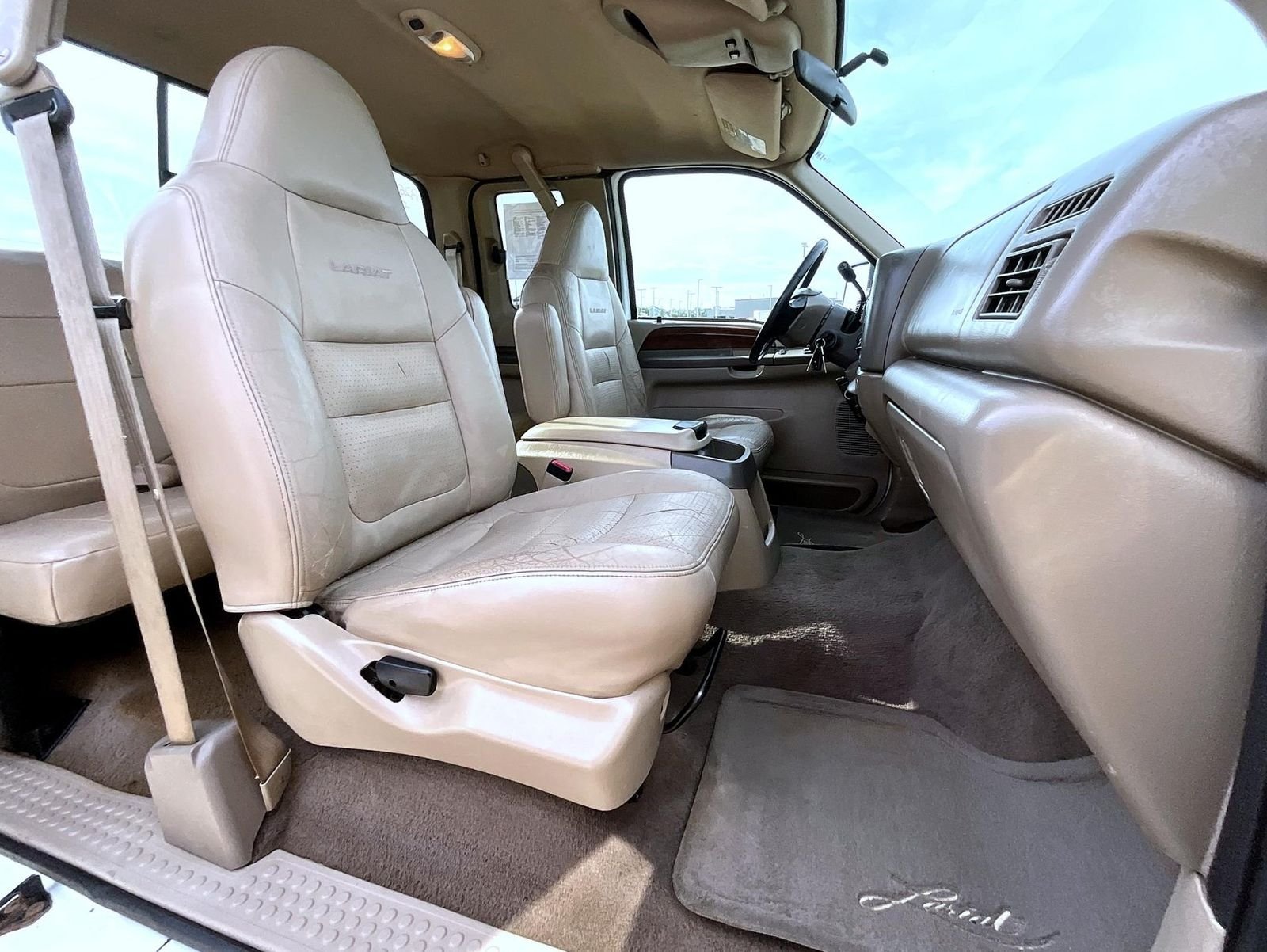 Used 2001 White Ford Lariat image 19