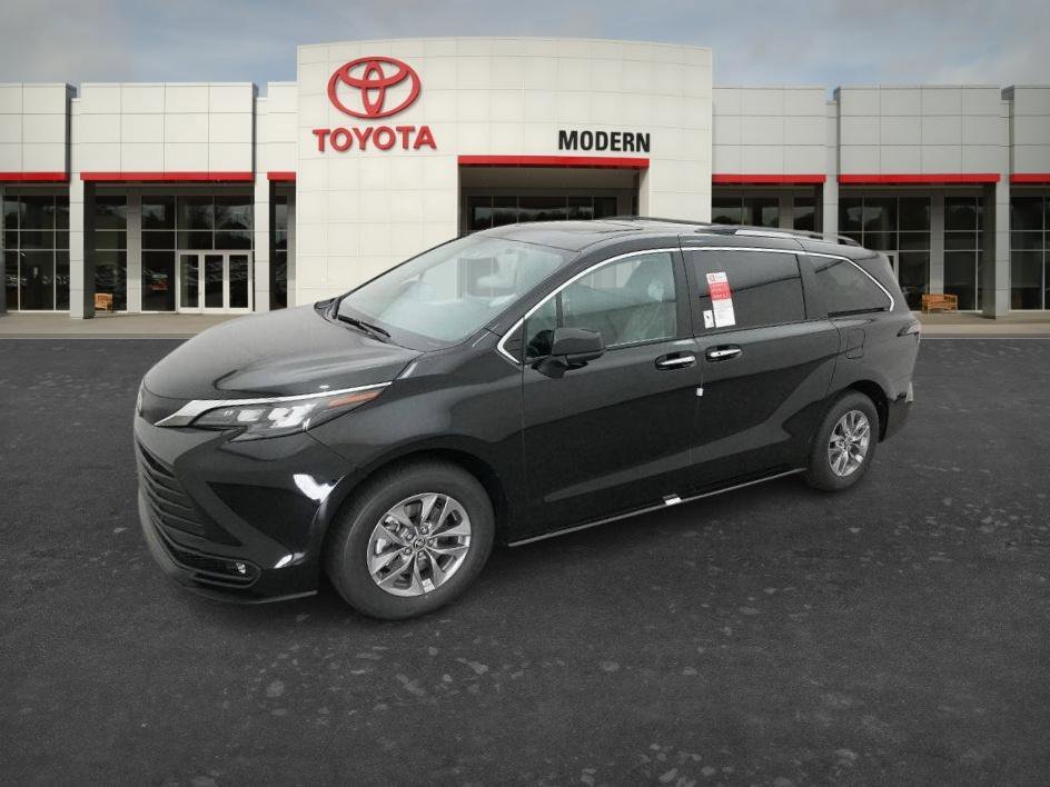2026 Toyota Sienna XLE 7-Passenger Hybrid FWD's photo