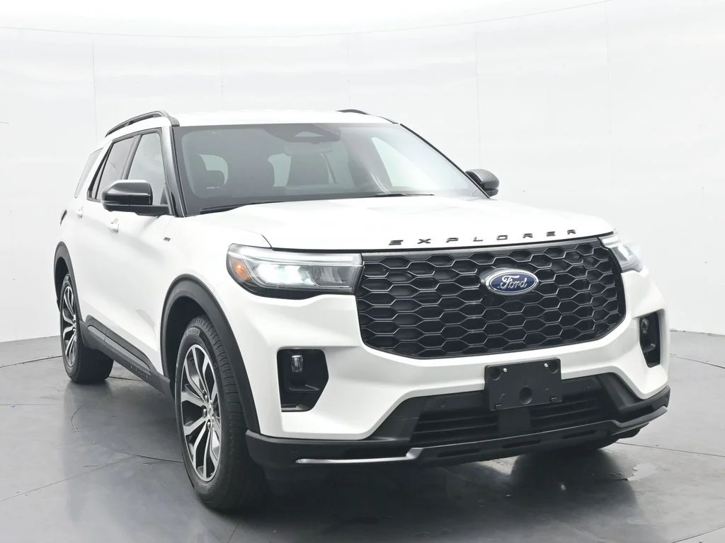 New 2026 Star White Metallic Tri-Coat Ford ST-Line image 4