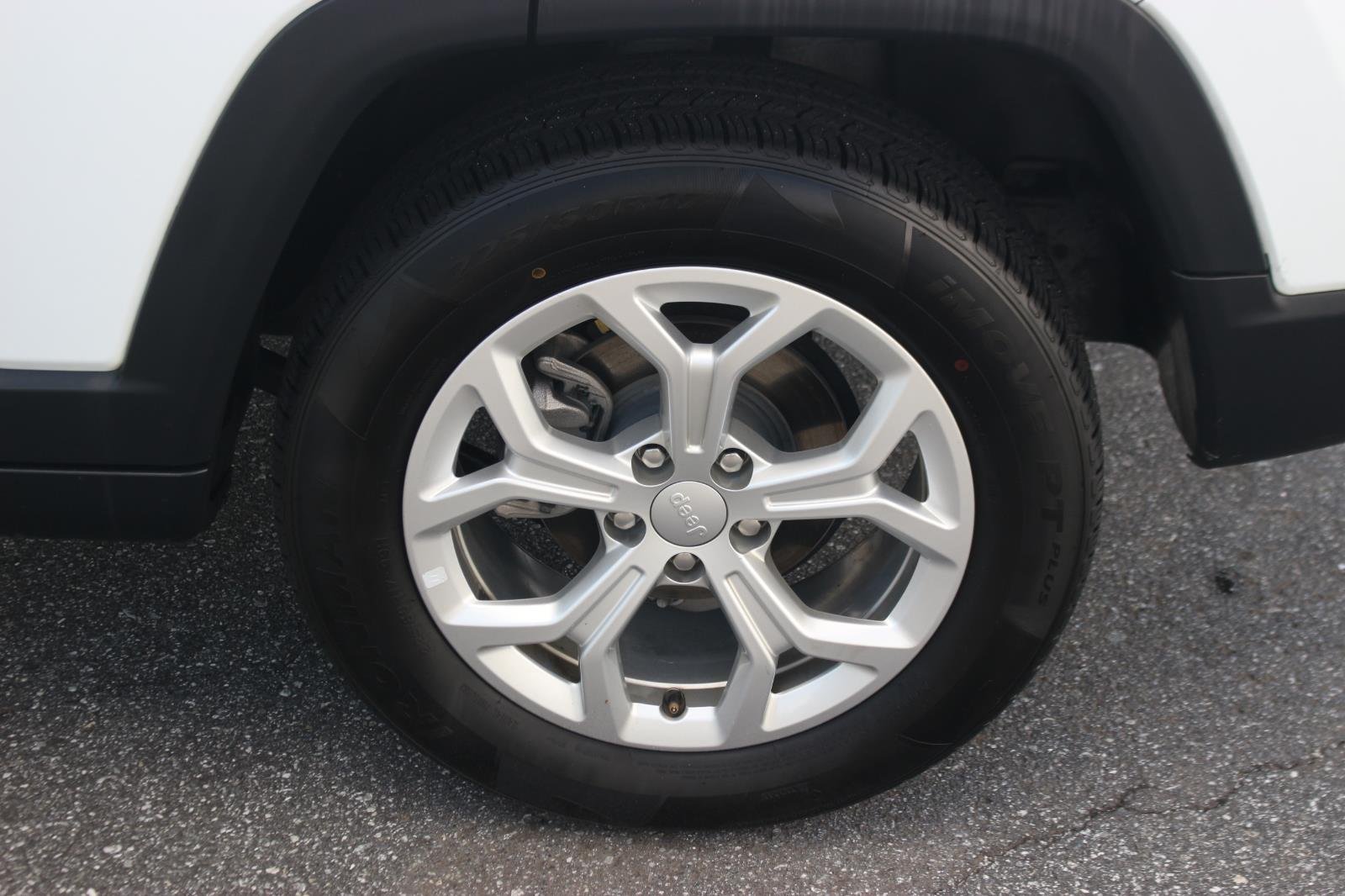Used 2024 White Jeep Latitude image 37