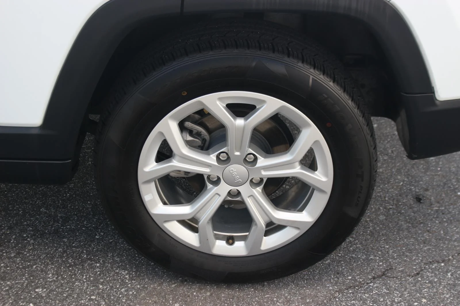 Used 2024 White Jeep Latitude image 37
