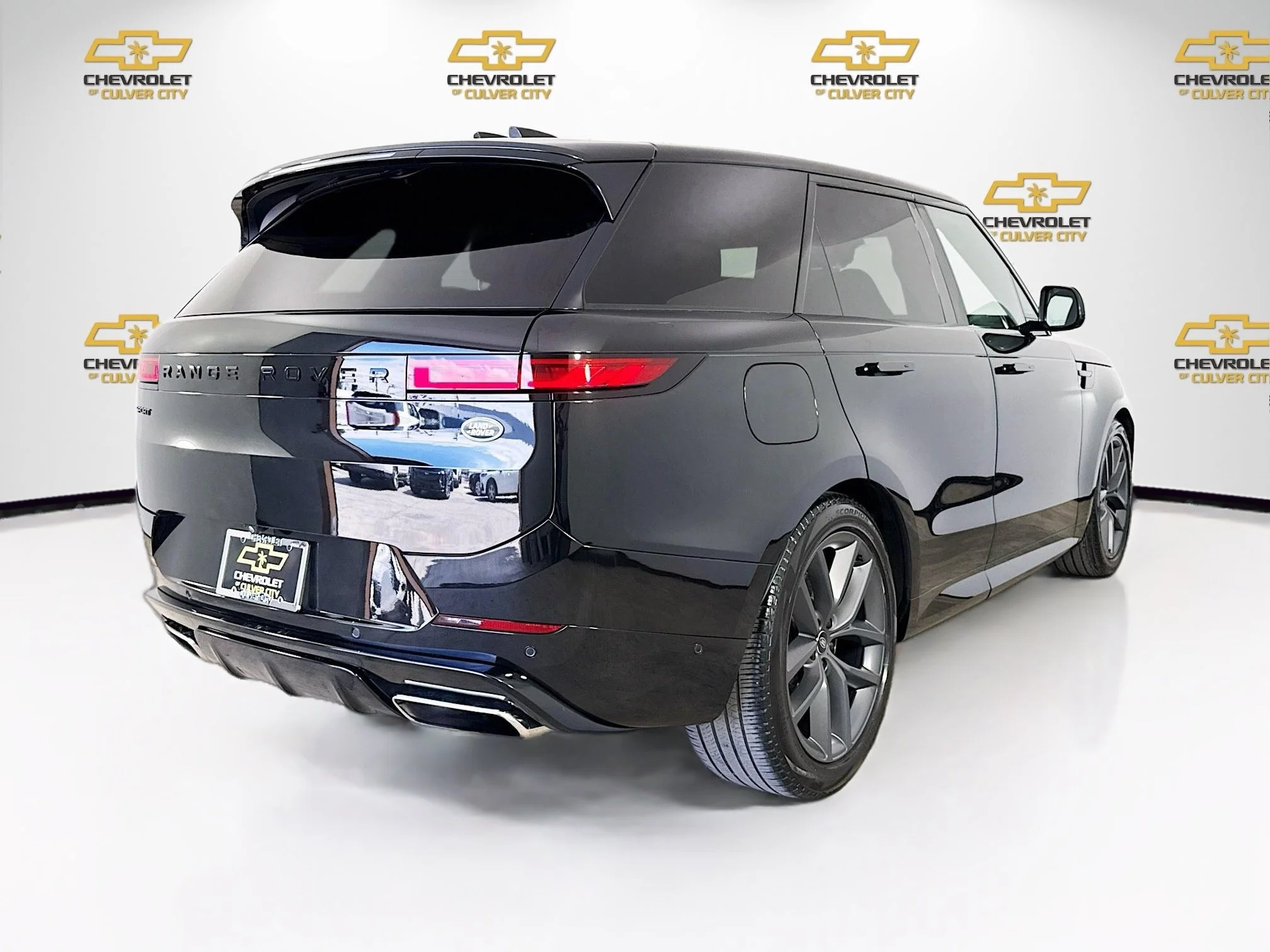 Used 2023  Land Rover SE Dynamic image 8