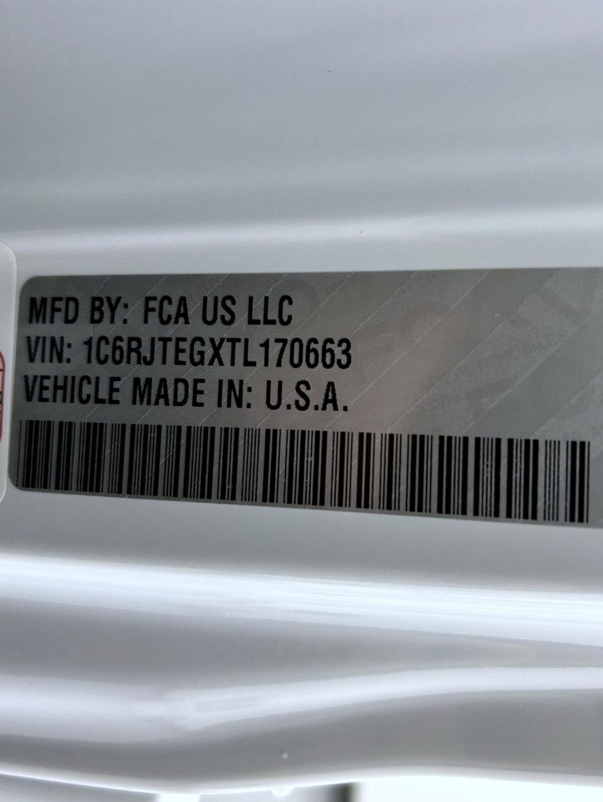 New 2026 Bright White Clear-Coat Exterior Paint Jeep Mojave X image 25