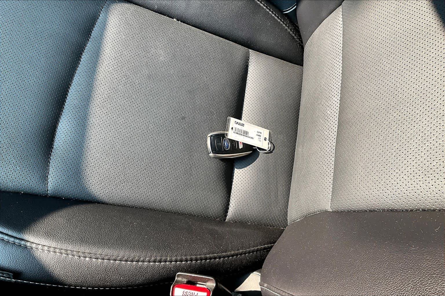 Used 2017 Ice Silver Metallic Subaru Limited image 14