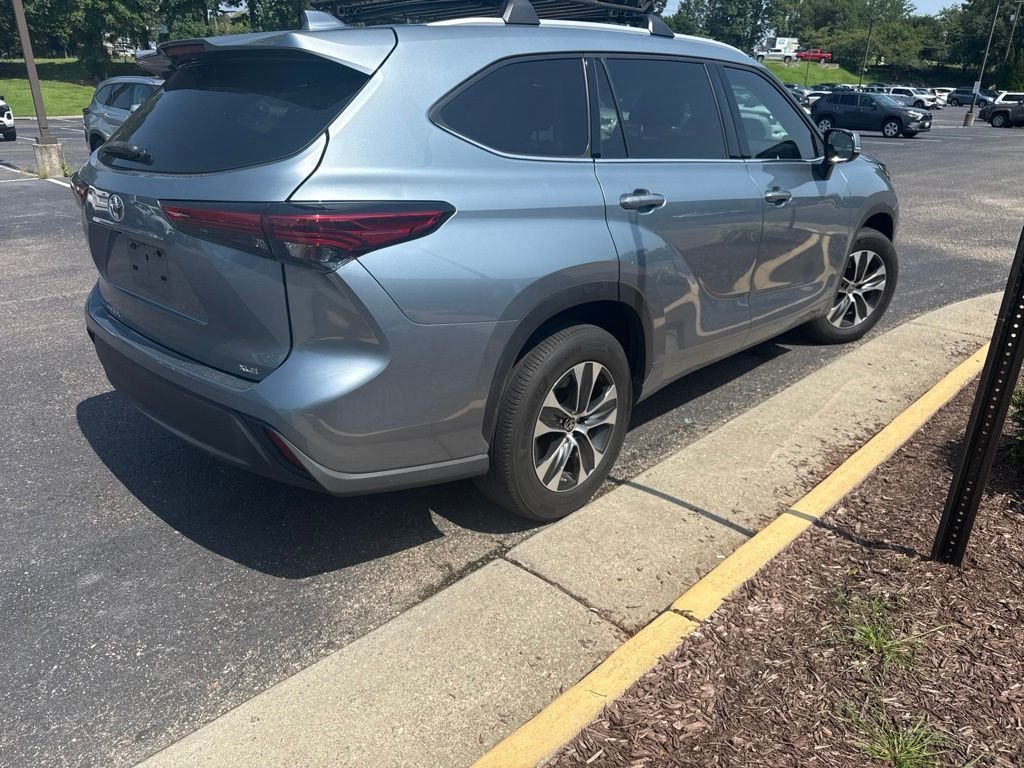 Used 2022  Toyota XLE image 2