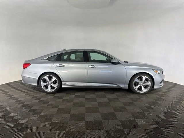 Used 2018  Honda Touring image 6