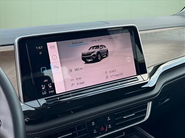 Used 2025  Volkswagen 2.0T SE w/Technology image 29