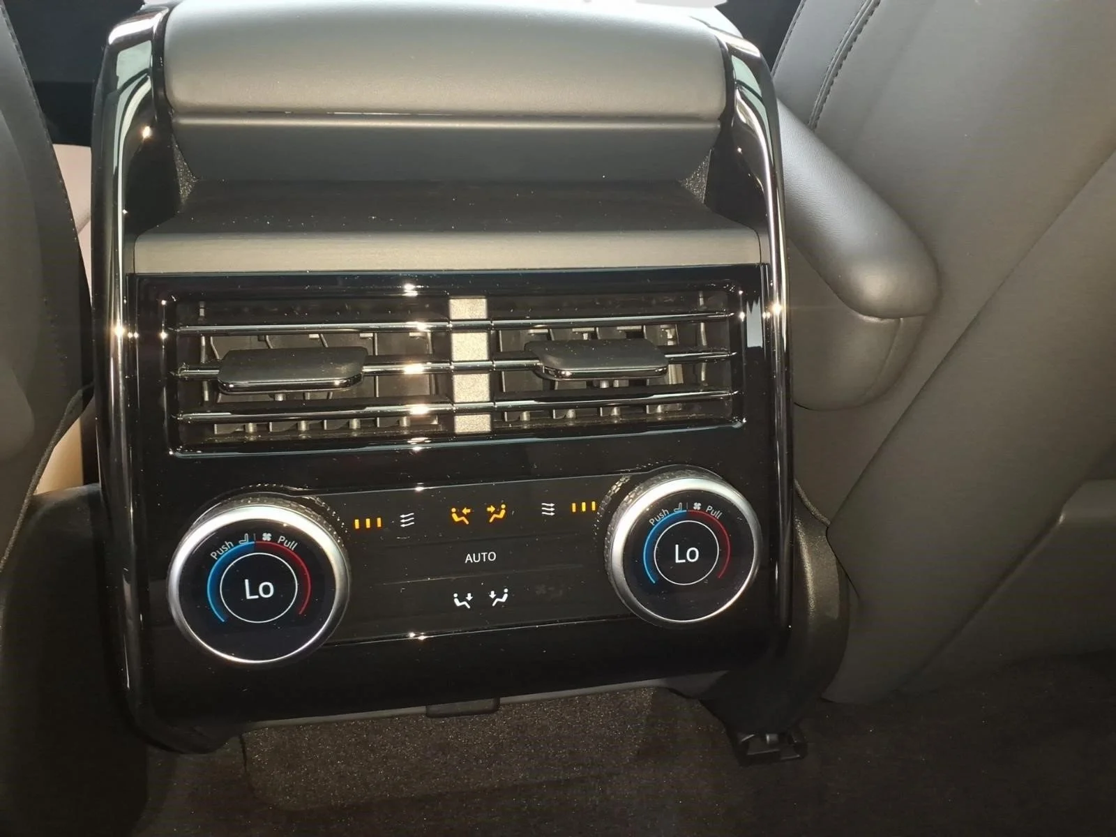 Used 2025 Green Land Rover Dynamic SE image 16