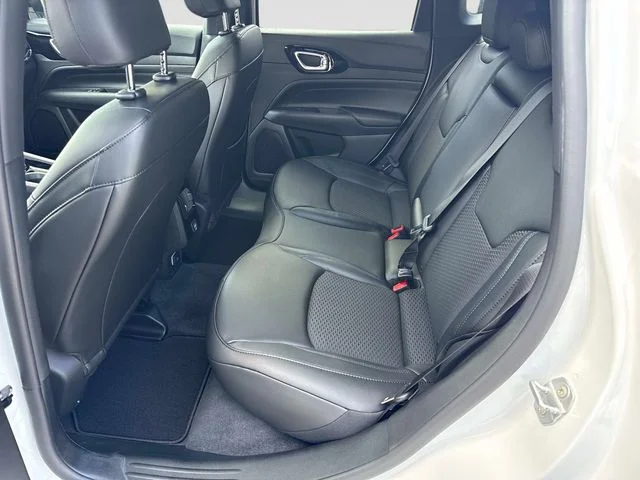New 2026 Bright White Clear-Coat Exterior Paint Jeep Latitude image 14