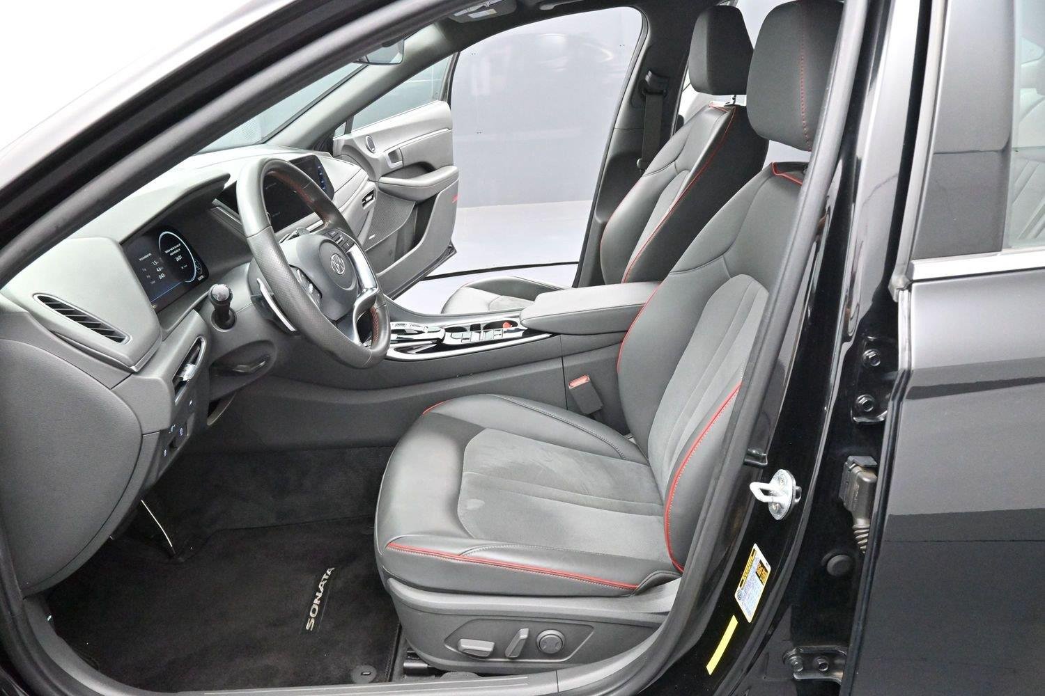 Used 2022 Phantom Black Hyundai SEL Plus image 12