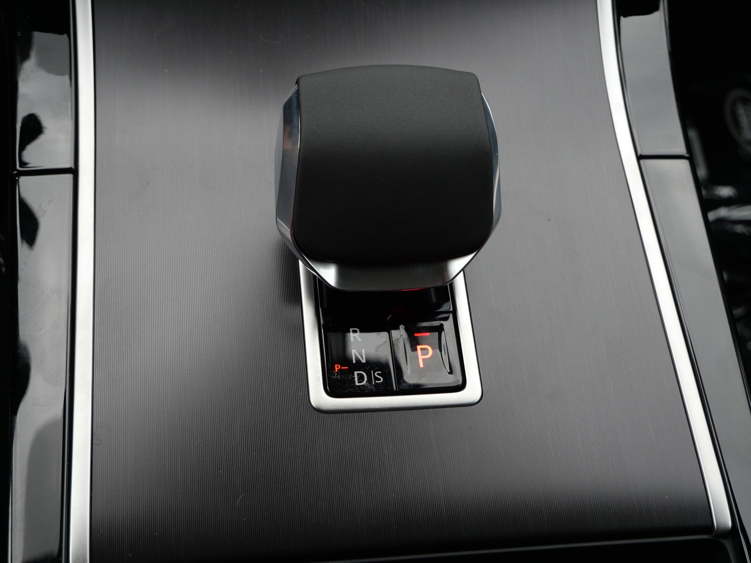 New 2026 Ostuni Pearl White LAND ROVER  image 9