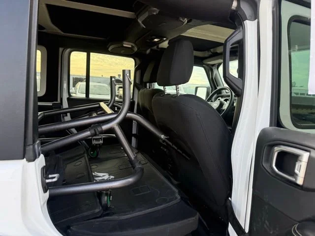 Used 2018 White Jeep Sahara image 21