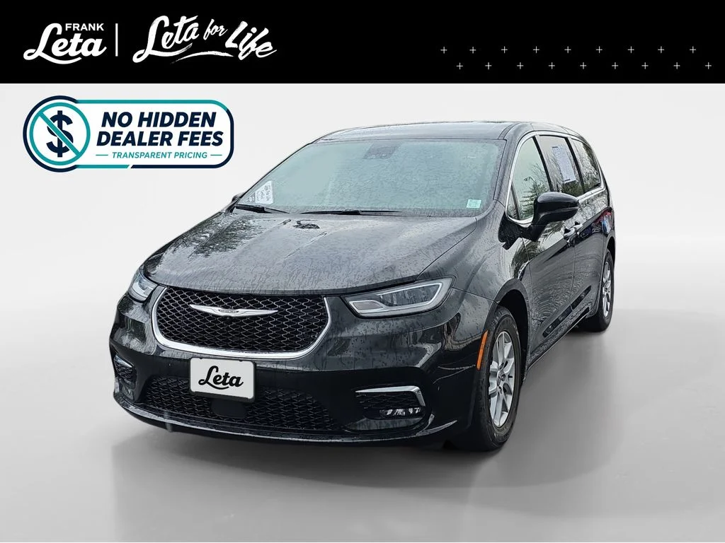 2023 Chrysler Pacifica Touring L's photo