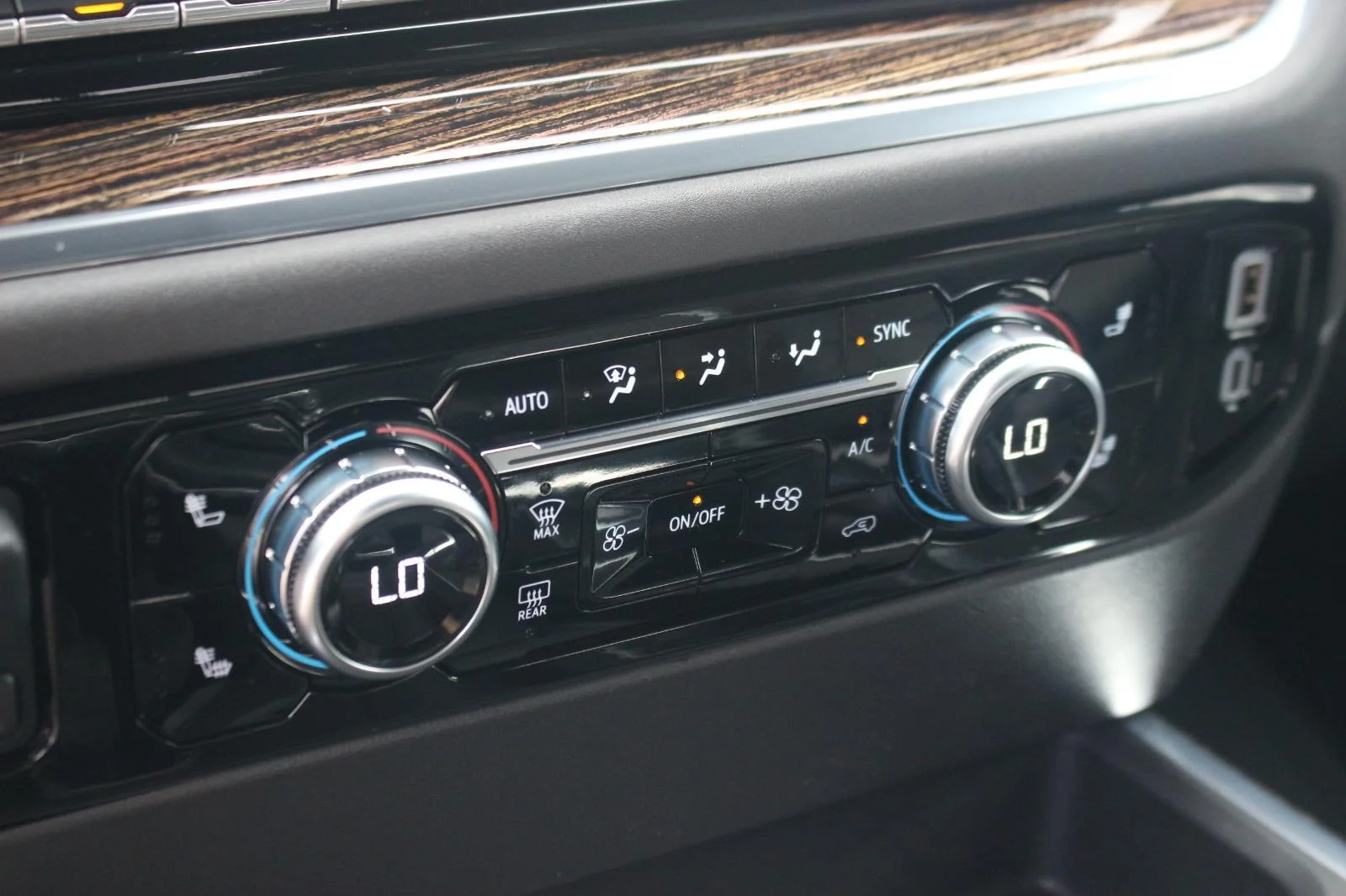 Used 2024 Summit White GMC Elevation image 25