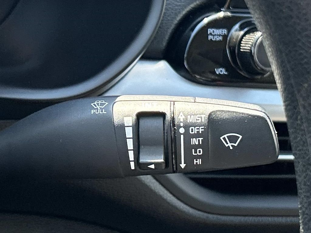Used 2021 White Kia LXS image 28