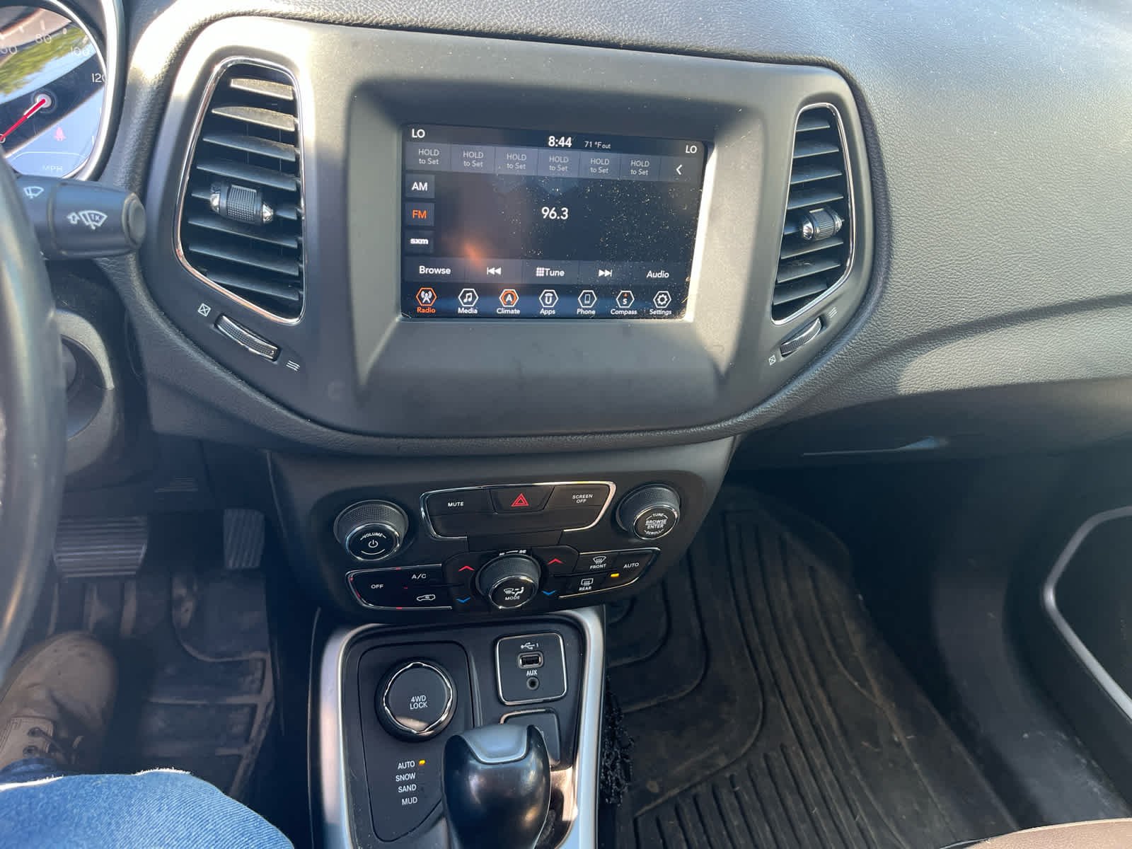 Used 2019 Granite Crystal Metallic Clearcoat Jeep Latitude image 6