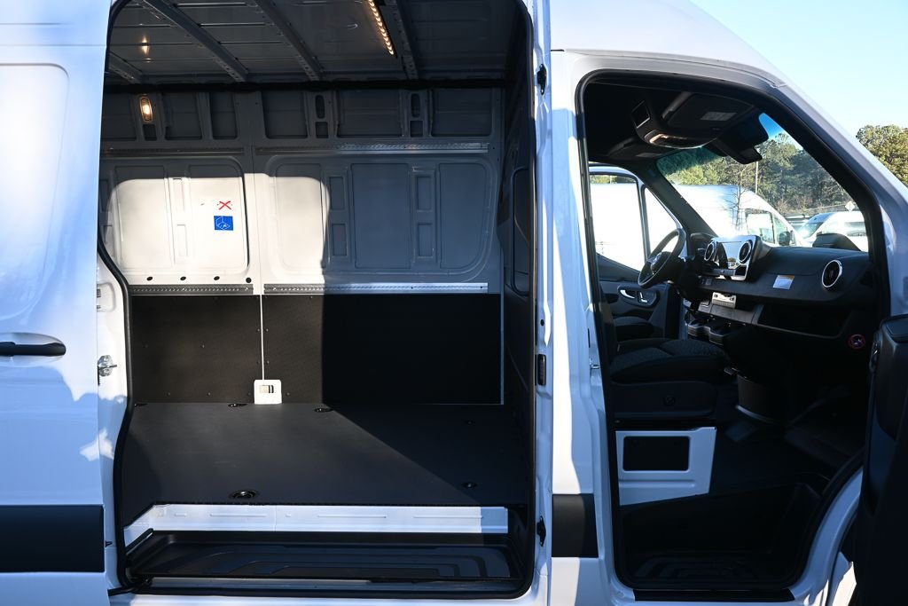 Used 2026 Arctic White Mercedes-Benz Cargo 170 WB image 21