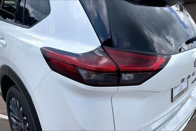 Used 2025 White Nissan Platinum image 28