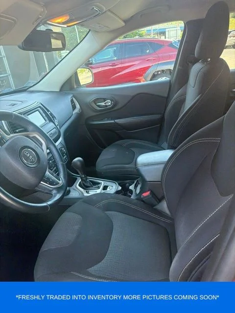 Used 2017 Red Jeep Latitude image 3