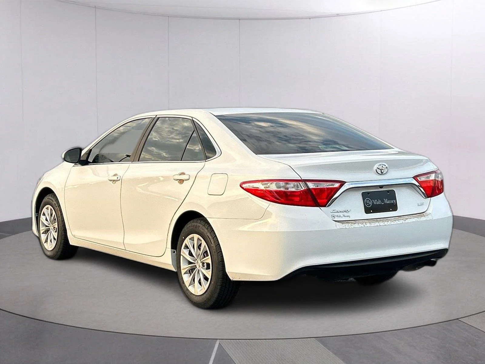 Used 2017 Super White Toyota XSE image 3