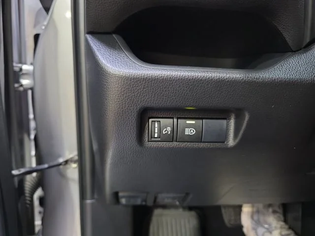 Used 2019 Silver Toyota XLE image 26