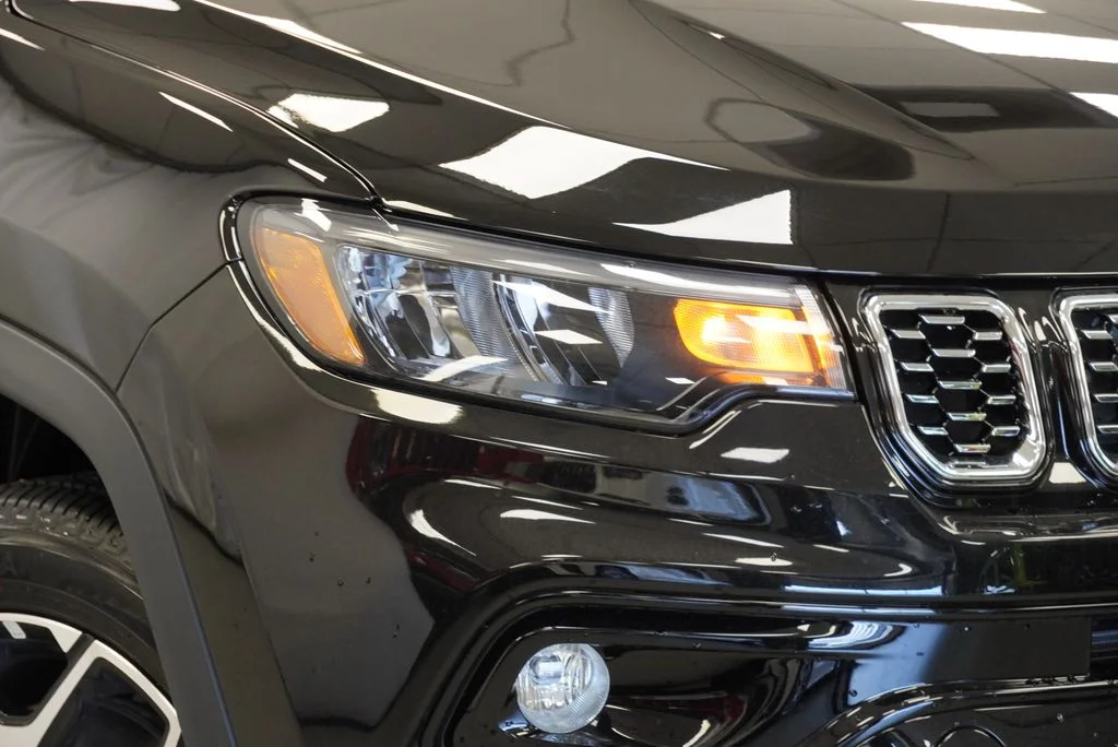 New 2026 Diamond Black Crystal Pearl-Coat Exterior Paint Jeep Limited image 8