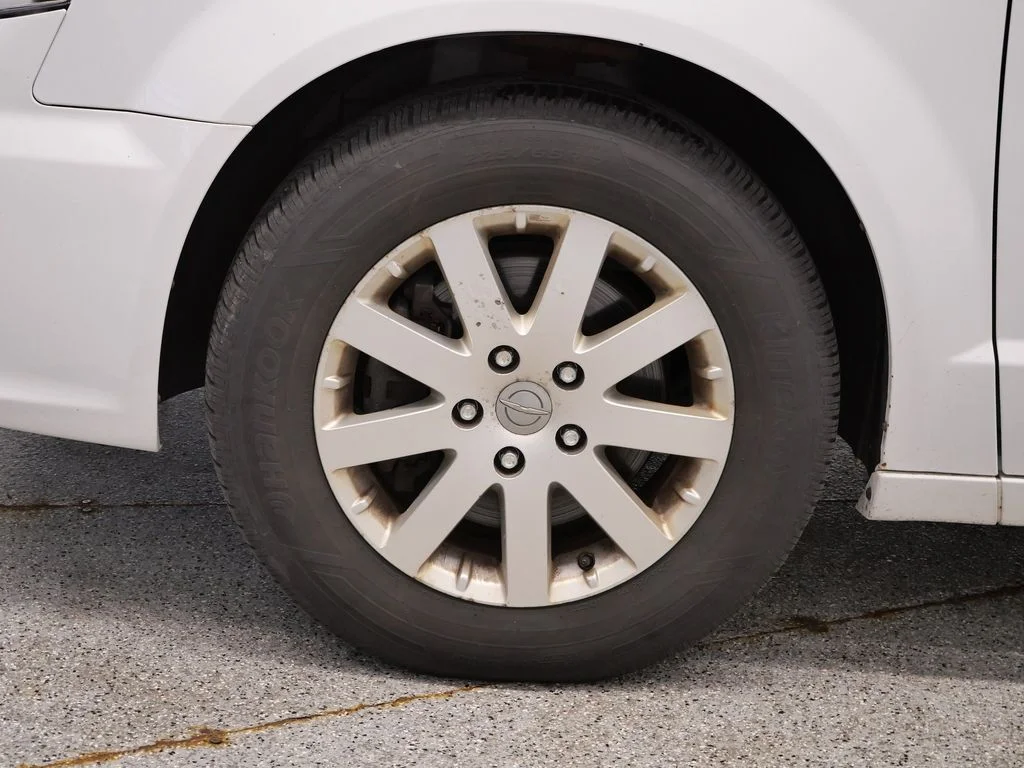Used 2014 White Chrysler Touring image 9